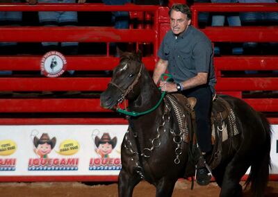 El presidente de Brasil, Jair Bolsonaro, monta a caballo durante un festival en Barretos, Sao Paulo, Brasil. (AFP)