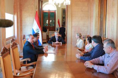 Gobierno formaliza crédito para beneficiar a 120.000 paraguayos con obras de agua potable y saneamiento