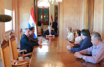 Gobierno formaliza crédito para beneficiar a 120.000 paraguayos con obras de agua potable y saneamiento