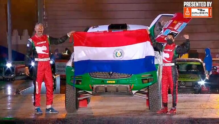 Falta muy poco para ver flamear nuevamente la bandera paraguaya en la rampa final de un Dakar. Andrea Lafarja y Eugenio "Pachu" Arrieta, van por los últimos kilómetros para llegar a Jeddah el viernes, donde estará la rampa final.