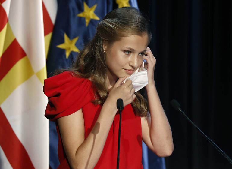 La princesa Leonor durante su discurso en el acto de entrega de los premios de la Fundación Princesa de Girona (FPdGi) este jueves en Barcelona, uno de sus últimos actos públicos antes de viajar.