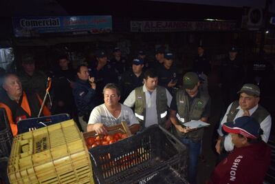 La intervención fue en busca de tomates ingresados de contrabando en el  país.