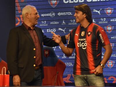 Juan José Zapag (i) y Marcelo Martins Moreno en la presentación del jugador boliviano como refuerzo de Cerro Porteño.