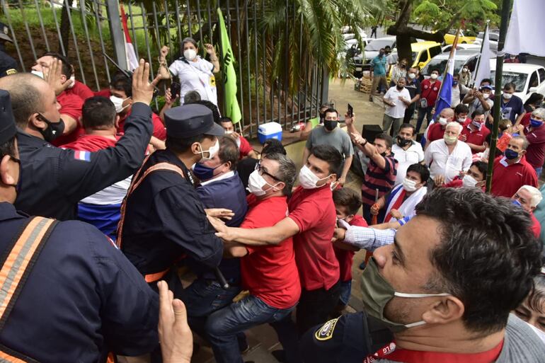 Funcionarios agremiados de IPS al grito de "ni un paso atrás" continúan a estas horas exigiendo sus legitimos derechos, según afirman.