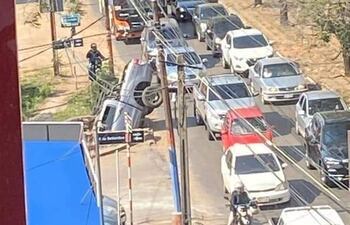 En una maniobra bastante desatenta, el conductor terminó cayendo en un cauce hídrico, creyendo que se trataba de una calle transversal.
