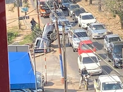 En una maniobra bastante desatenta, el conductor terminó cayendo en un cauce hídrico, creyendo que se trataba de una calle transversal.