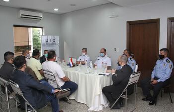 Reunión de horticultores con autoridades de la Armada, Fiscalía, Aduanas y Policía, esta mañana.
