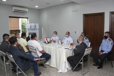 Reunión de horticultores con autoridades de la Armada, Fiscalía, Aduanas y Policía, esta mañana.