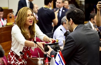 Zulma Gómez recibe un regalo por el Día de las Brujas.