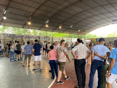 Extensas filas en uno de los locales de votación de la Concertación Nacional, en la mañana de este domingo.