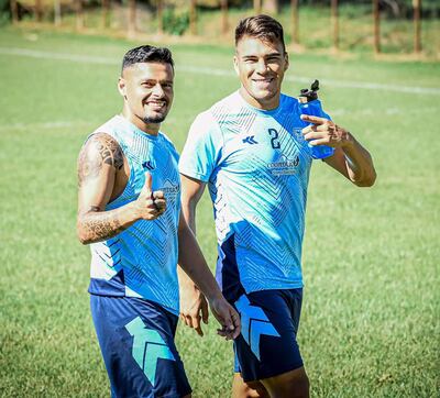 Jorge Salinas (izq.) y Aquilino Giménez, futbolistas de Guaireña FC.