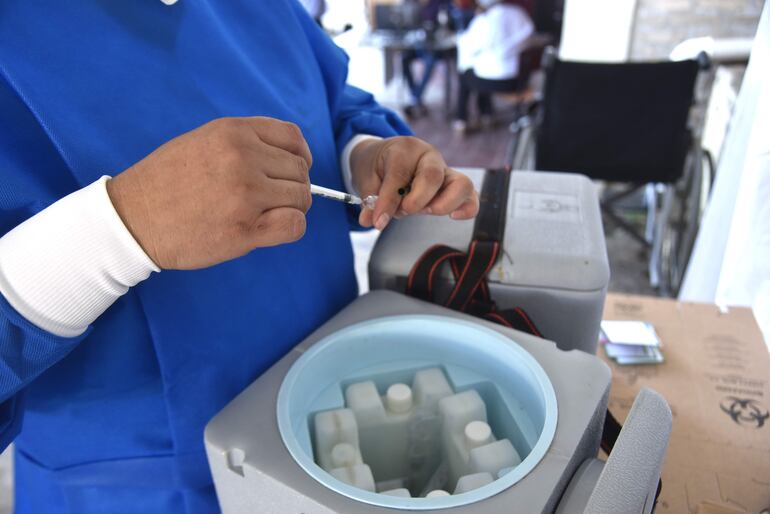 La vacunación continúa hoy para los adultos de 50 años y más en tanto que mañana y el vienes será exclusivo para aplicación de segunda dosis.