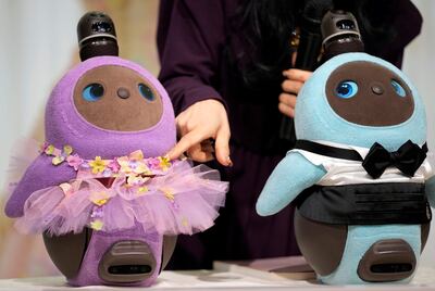 Dos robots 'LOVOT' visten su ropa de gala para bodas, diseñada por Yumi Katsura.
