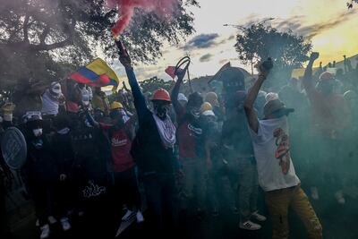Manifestantes durante una protesta contra el Gobierno colombiano, el pasado miércoles en Medellín.