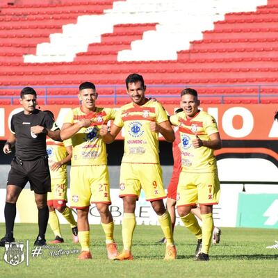 El delantero Clementino González (9), autor de dos tantos ayer, celebra junto a Héctor Lezcano y Teodoro Arce. @ClubGBCaballero