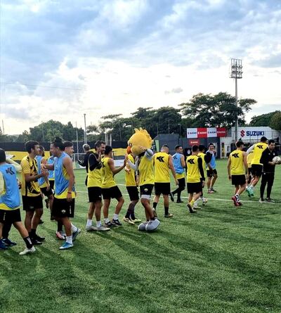 Luis Antonio Vidal (centro) saluda al compañero “canario”. Con 48 años, el delantero se dispone a disputar su tercera Copa Paraguay, la segunda con Recoleta.