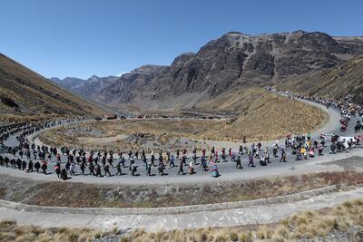 Miles de cocaleros de la Asociación Departamental de Productores de Coca (Adepcoca) marchan en su cuarto día de protestas con el propósito de "con sus propias manos" cerrar el "mercado paralelo", hoy en el sector de La Rinconada en las afueras de la ciudad boliviana de La Paz (Bolivia).