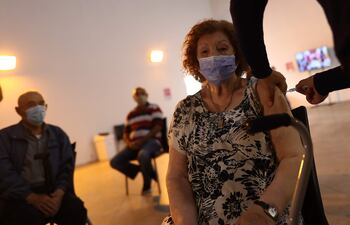 Una mujer mientras recibe una dosis de la vacuna contra la covid-19, en Buenos Aires (Argentina).