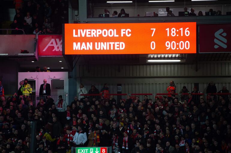 El marcador de resultado del estadio de Anfield mostrando la goleada del Liverpool 7-0 al Manchester United por la ronda 26 de la Premier League.