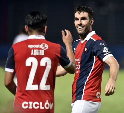 Claudio Aquino (i) asistió a Mauro Boselli (d) para el gol azulgrana.