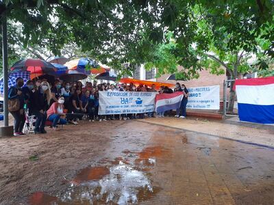 Manifestación de los padres del colegio en Ayolas este jueves.