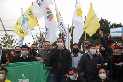 Miguel Prieto Vallejos (centro) rodeado de sus aliados políticos en el juzgado electoral de Ciudad del Este.