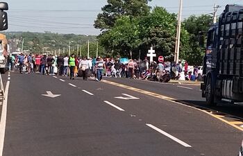 Los campesinos de Misiones y camioneros realizan un cierre escalonado de la Ruta PY01 Mariscal López, en el cruce Santa María, distrito de San Ignacio.