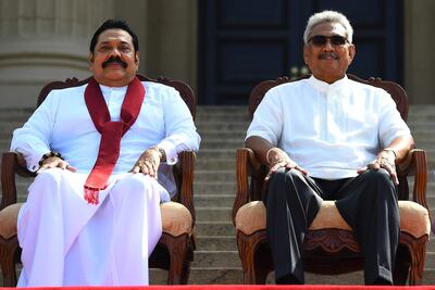 El presidente de Sri Lanka, Gotabaya Rajapaksa y su hermano primer ministro Mahinda Rajapaksa.