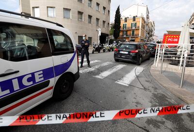 Agentes de la policía francesa en un perímetro de seguridad tras un ataque con cuchillo en Cannes, Francia, el 8 de noviembre de 2021. Según el ministro francés de Interior, Gerald Darmanin, un agente de policía fue atacado por un hombre que empuñaba un cuchillo, pero resultó ileso debido a su chaleco antibalas. Los funcionarios están tratando el incidente como un ataque terrorista.