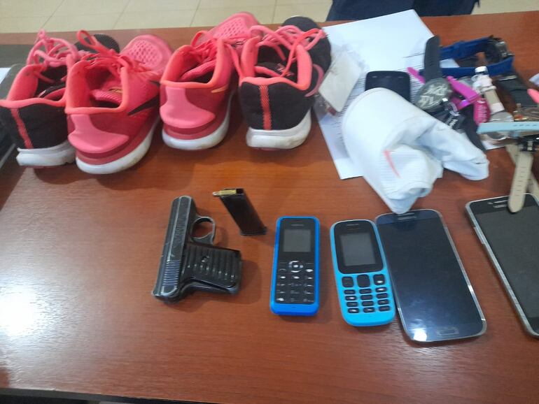 El arma de fuego que tenía en su poder Caballero, así como los objetos que fueron robados del negocio.