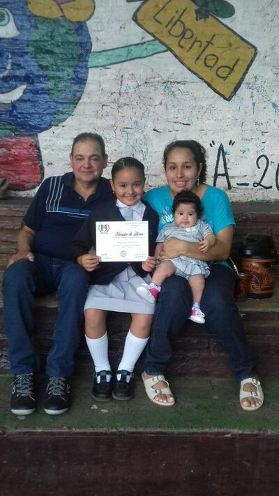 Jorge Fleitas junto a los integrantes de su familia, que están felices por la nueva oportunidad que la vida les dio.