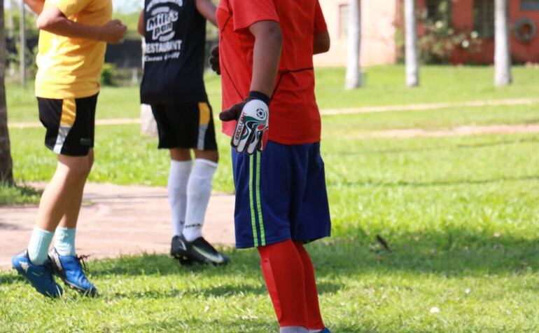 Los adolescentes entran y forman parte de la escuela de fútbol del Club Sportivo San Lorenzo.