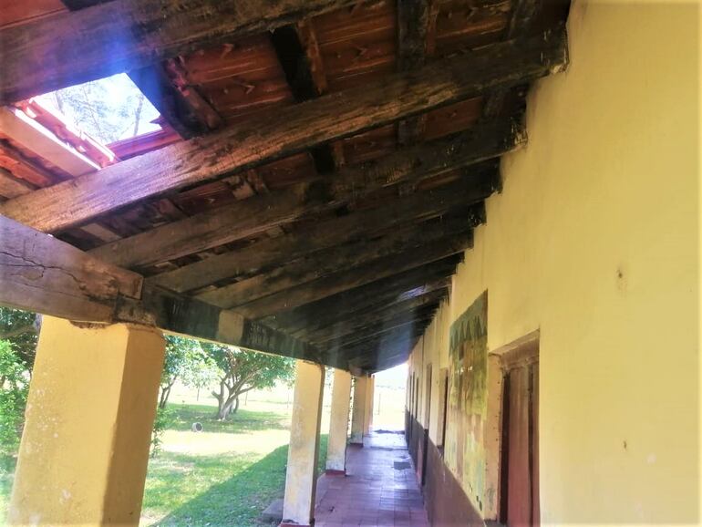 La escuela con más de 47 años a falta de mantenimiento está ahora clausurado uno de sus pabellones por peligro de derrumbe