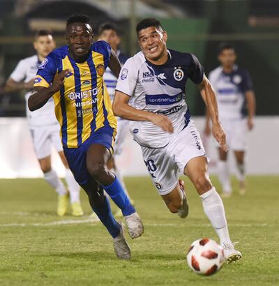 El veloz delantero venezolano, Yéiber Murillo, de Luqueño, autor de los dos goles para el Auriazul lucha por la posesión de la pelota con el defensor Iván Emilio Villalba Chamorro.