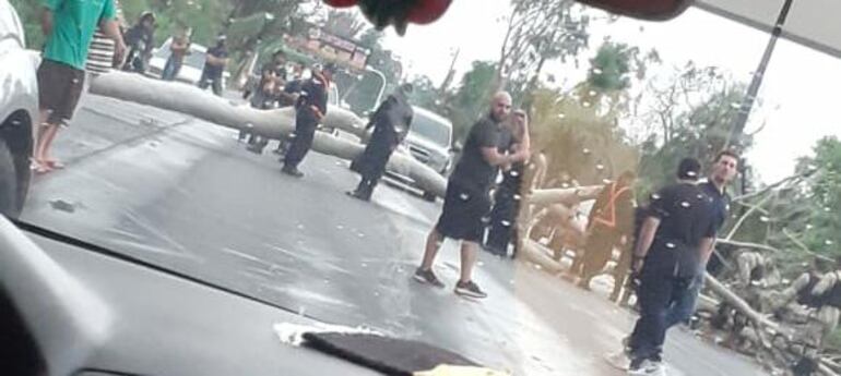 Bomberos de San Bernardino y la Policía Nacional trabajan para despejar la zona.