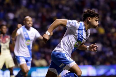 Maximiliano Araújo del Puebla celebra tras anotar contra el América, durante un partido correspondiente a la jornada 1 del torneo Clausura 2022, en el estadio Cuauhtémoc de la ciudad de Puebla (México).