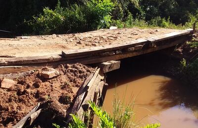 Puente construido por los pobladores de la zona está a punto de derrumbarse.