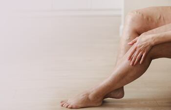 La pierna dolorosa se hincha en forma asimétrica, y es caliente con signos inflamatorios, mientras que la otra pierna está normal.