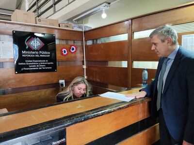 El abogado José Domingo Almada al momento de presentar su denuncia ante UDEA.