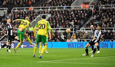 Miguel Almirón no llega para evitar el remate de Teemu Pukki, quien con un zurdazo marcó el empate para Norwich ante Newcastle.