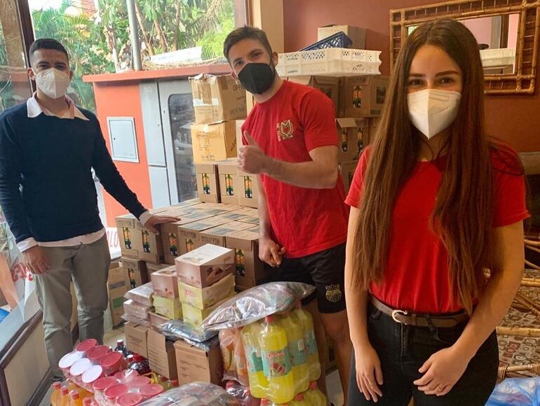 Varias personas también se sumaron a la movida solidaria liderada por Masulli (c).