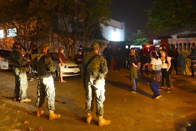 La presencia del mismo grupo frente a la Morgue Judicial, ayer en horas de la noche.