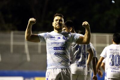 La celebración de Nildo Viera tras anotar el gol, el primero de Sol de América, anoche en el triunfo sobre Cerro. (@SoldeAmericapy)