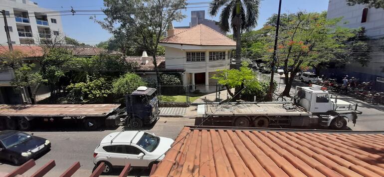 Camiones circulando en zona residencial