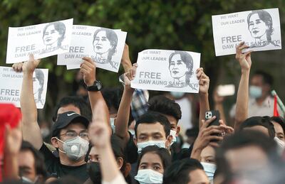 Birmanos se manifiestan pidiendo la libertad de la lideresa de la oposición Aung San Suu Kyi, detenida por los militares.