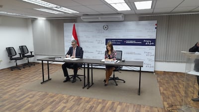 El ministro de Educación y Ciencias, Nicolás Zárate, y la directora general del Instituto Nacional de Educación Superior (Inaes), Claudelina Marín, durante firma de convenio para elevar el curso de formación docente a categoría de licenciatura.