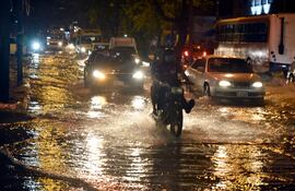 La tormenta que llegó esta tarde se llevó la energía eléctrica de usuarios de la capital y el área metropolitana.