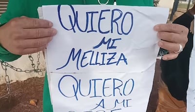 Los padres se encadenaron en busca de respuesta a su denuncia.