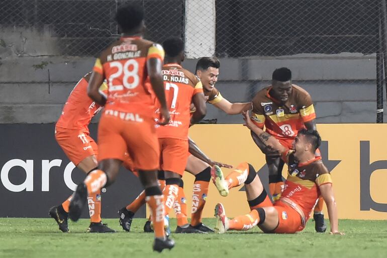 Festejo de los jugadores del Delfín tras el gol que le dio la victoria ante Olimpia.