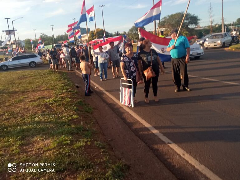 Desde hace 10 días ex oleros y ex empleados de comercio realizan manifestaciones en el acceso a Encarnación a través de la ruta PY01.